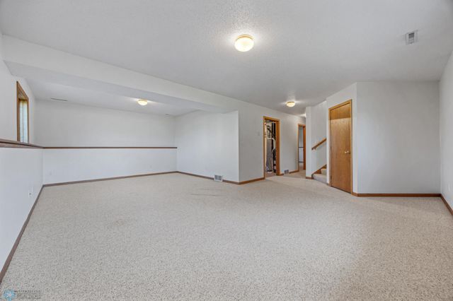 612 Fairway Drive, Casselton, ND 58012