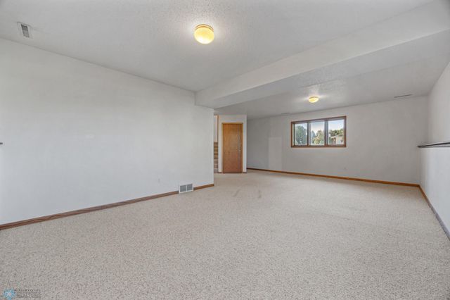 612 Fairway Drive, Casselton, ND 58012