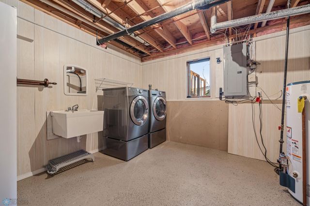 612 Fairway Drive, Casselton, ND 58012