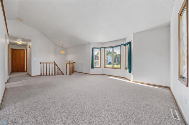 612 Fairway Drive, Casselton, ND 58012