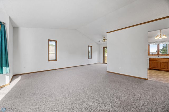 612 Fairway Drive, Casselton, ND 58012