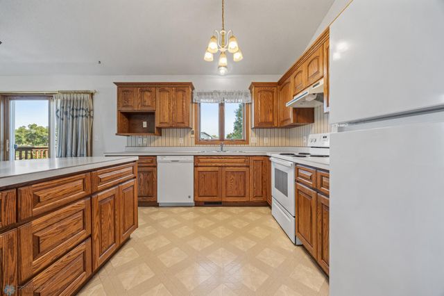 612 Fairway Drive, Casselton, ND 58012