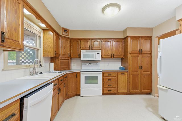 1828 Cassell Road, Manhattan, KS 66502