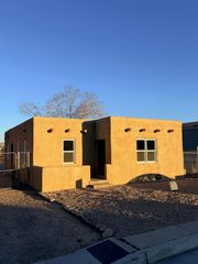 2204 7th Street NW, Albuquerque, NM 87102