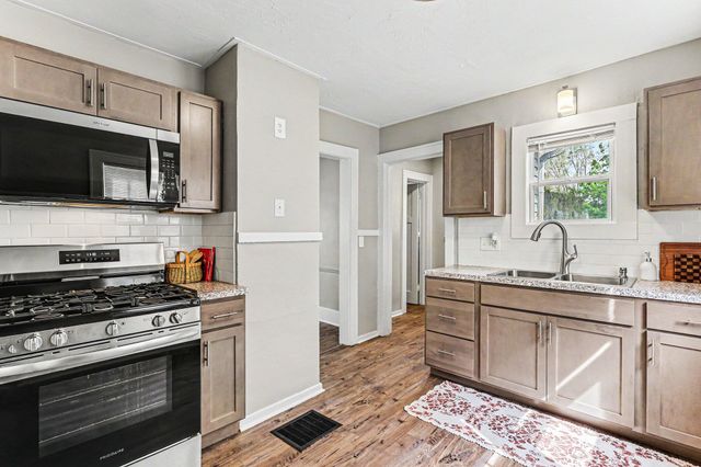 1047 Oakdale Street SE, Grand Rapids, MI 49507
