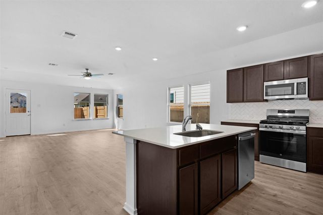 25524 Flora Bella LN, Elgin, TX 78621