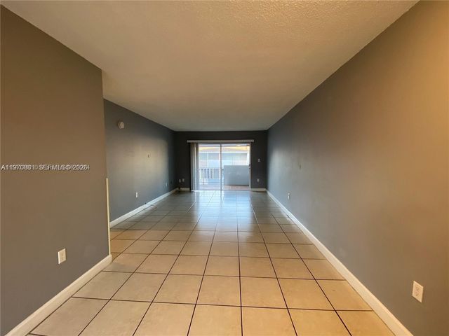 1735 W 60th St M301, Hialeah, FL 33012