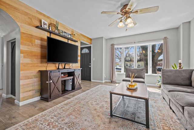 33494 Pierce Street, Garden City, MI 48135