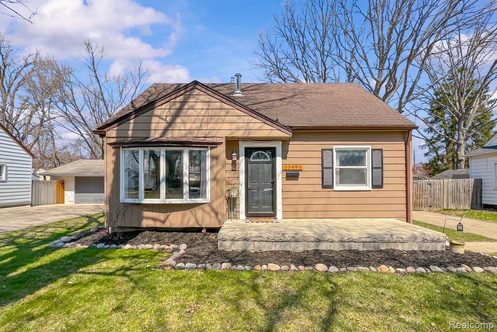 33494 Pierce Street, Garden City, MI 48135