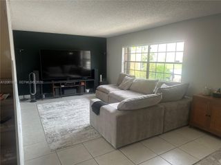 62 Spinning Wheel Ln, Tamarac, FL 33319