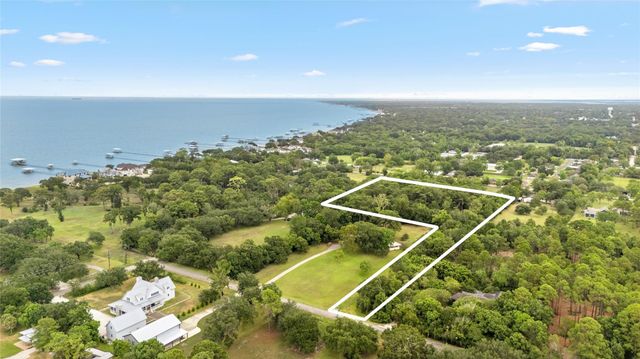 325 Bay Avenue S, Kemah, TX 77565