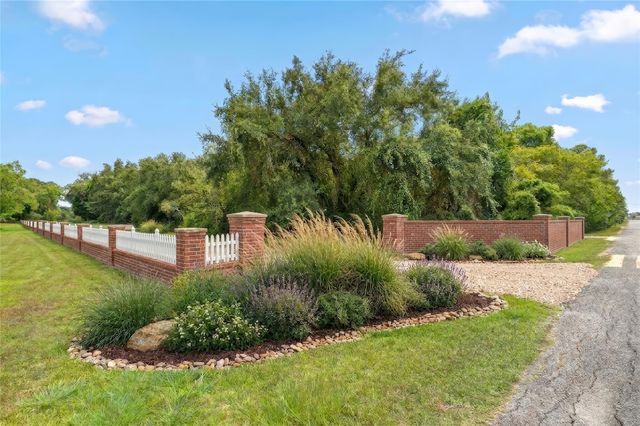 325 Bay Avenue S, Kemah, TX 77565