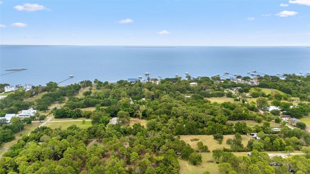 325 Bay Avenue S, Kemah, TX 77565
