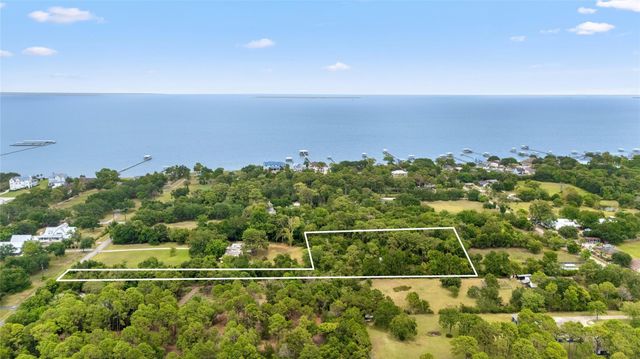 325 Bay Avenue S, Kemah, TX 77565