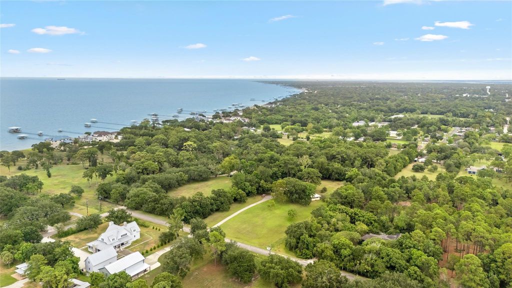 325 Bay Avenue S, Kemah, TX 77565