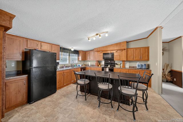 5530 Blackhill, Floresville, TX 78114