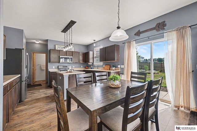 2307 Walnut Creek Drive, Papillion, NE 68046