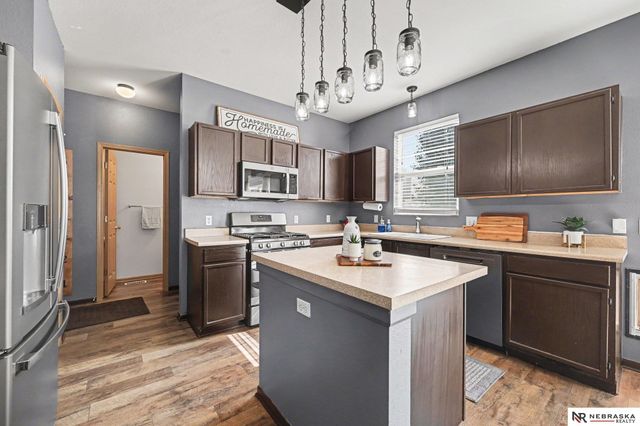 2307 Walnut Creek Drive, Papillion, NE 68046