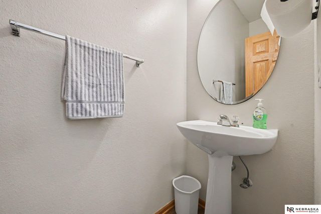 2307 Walnut Creek Drive, Papillion, NE 68046