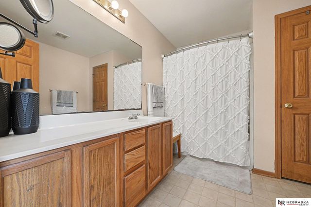 2307 Walnut Creek Drive, Papillion, NE 68046