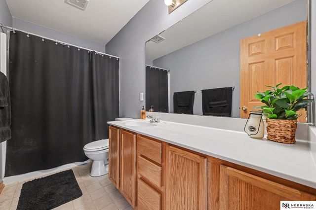 2307 Walnut Creek Drive, Papillion, NE 68046