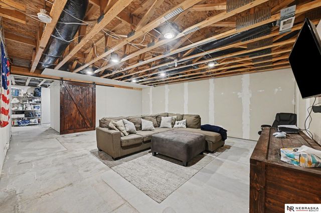 2307 Walnut Creek Drive, Papillion, NE 68046
