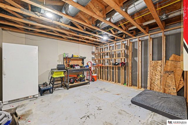2307 Walnut Creek Drive, Papillion, NE 68046