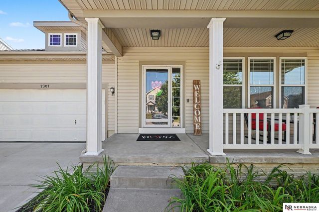 2307 Walnut Creek Drive, Papillion, NE 68046