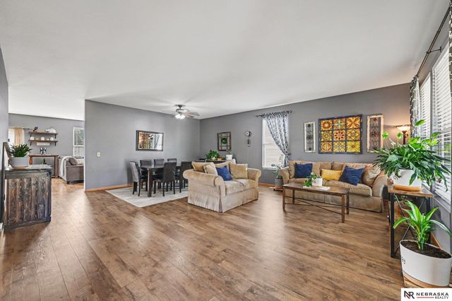 2307 Walnut Creek Drive, Papillion, NE 68046