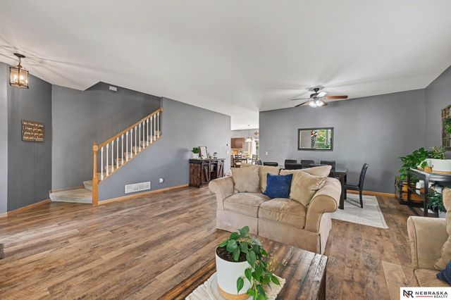 2307 Walnut Creek Drive, Papillion, NE 68046