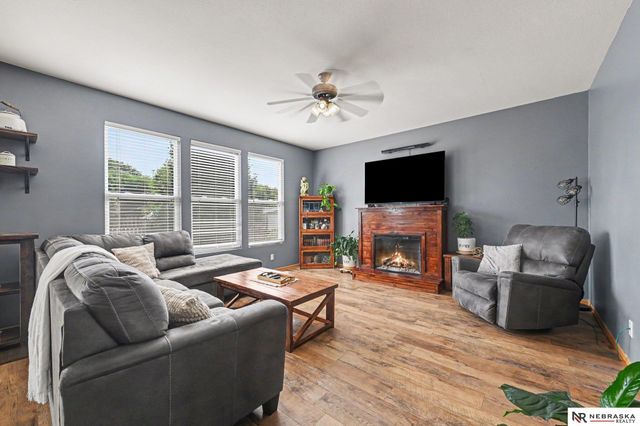2307 Walnut Creek Drive, Papillion, NE 68046
