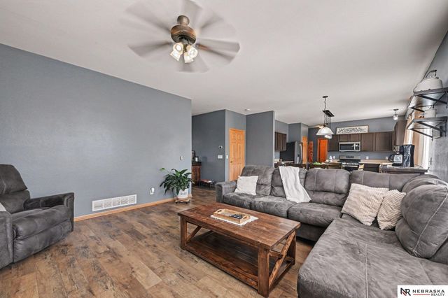 2307 Walnut Creek Drive, Papillion, NE 68046