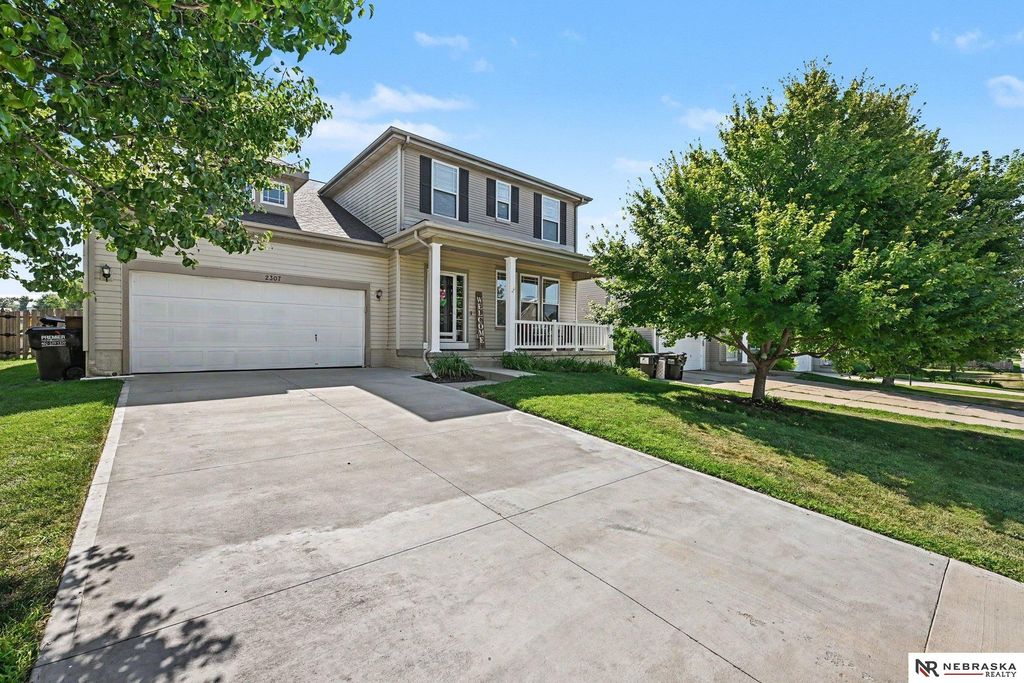 2307 Walnut Creek Drive, Papillion, NE 68046