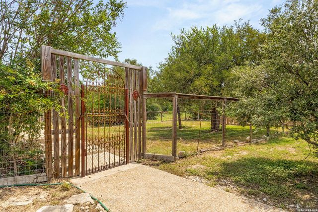 2188 Bretzke Ln, New Braunfels, TX 78132