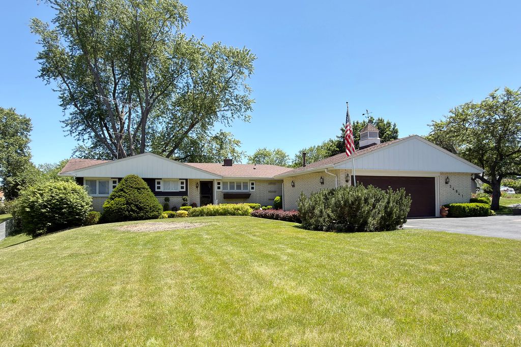 34841 N leonard Avenue, Ingleside, IL 60041