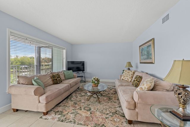 23 Royal Palm Point B, Vero Beach, FL 32960