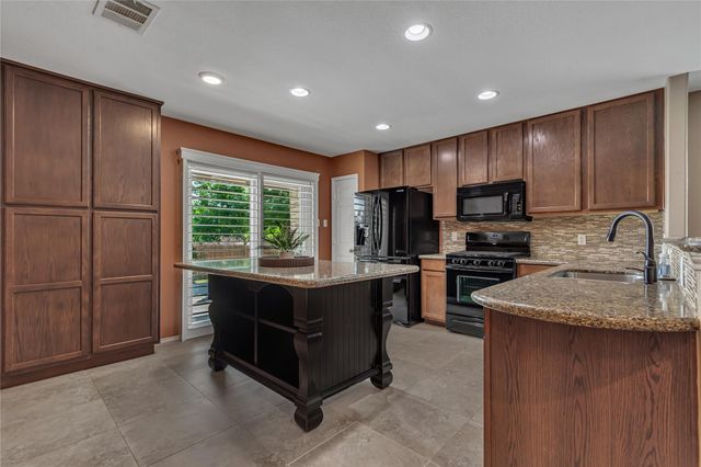 112 Willow Leaf LN, Buda, TX 78610