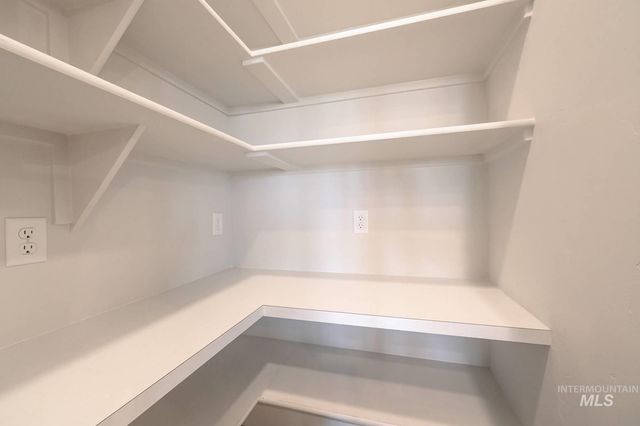 6512 N Oakstone Ave, Meridian, ID 83646