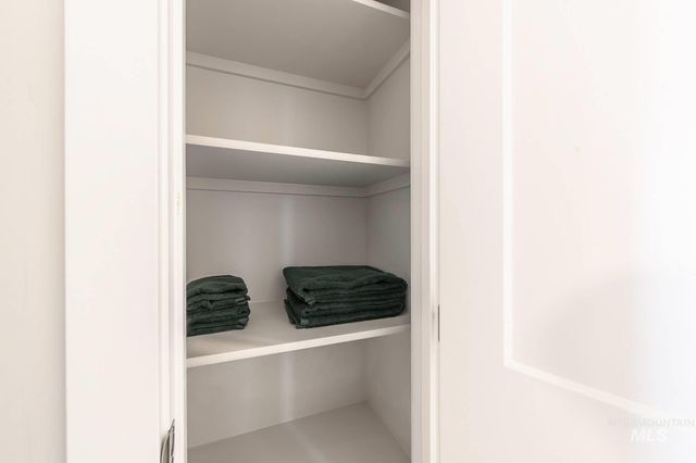 6512 N Oakstone Ave, Meridian, ID 83646