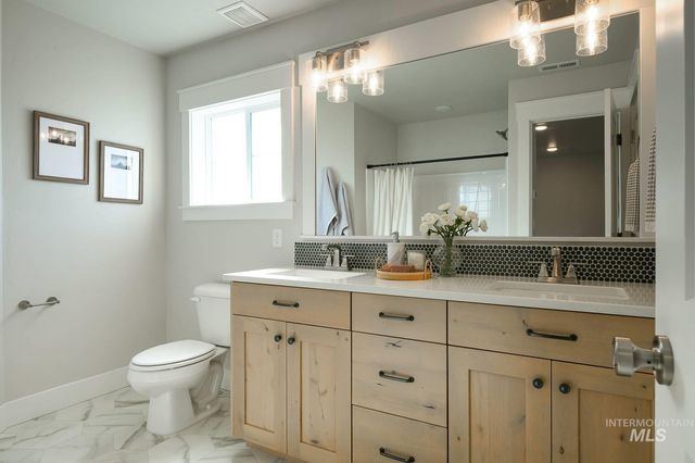 6512 N Oakstone Ave, Meridian, ID 83646