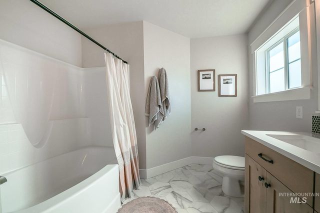 6512 N Oakstone Ave, Meridian, ID 83646