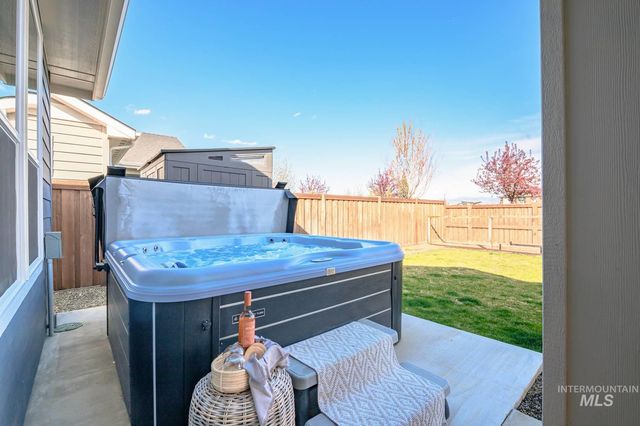 6512 N Oakstone Ave, Meridian, ID 83646