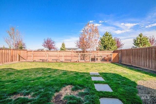 6512 N Oakstone Ave, Meridian, ID 83646