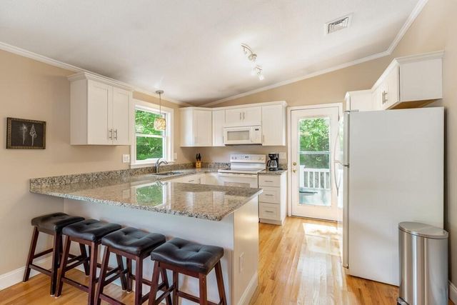 10 Railroad Ave 1, Rockport, MA 01966
