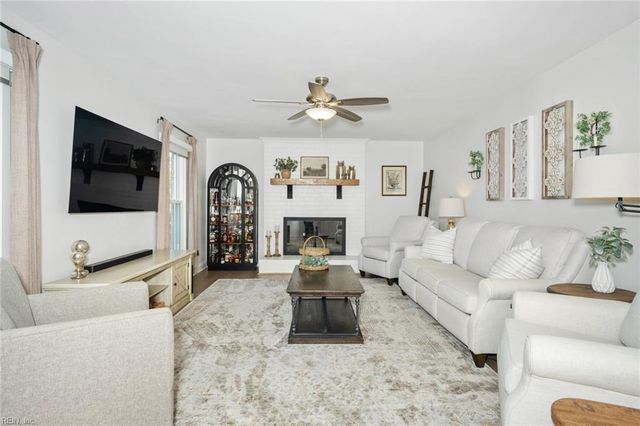 825 Loblolly CT, Chesapeake, VA 23322