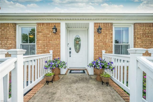 825 Loblolly CT, Chesapeake, VA 23322