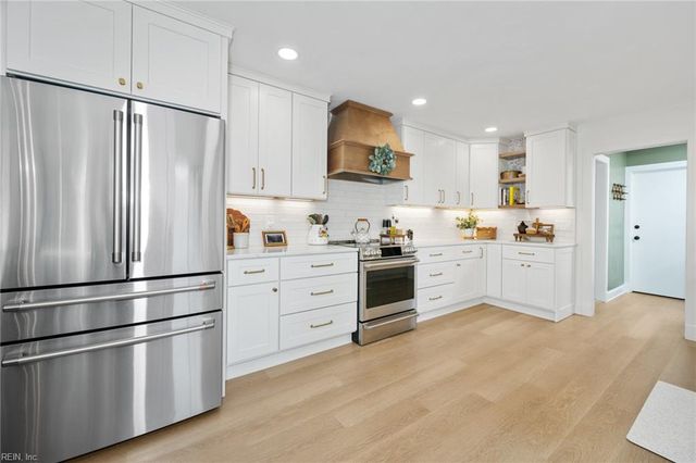 825 Loblolly CT, Chesapeake, VA 23322