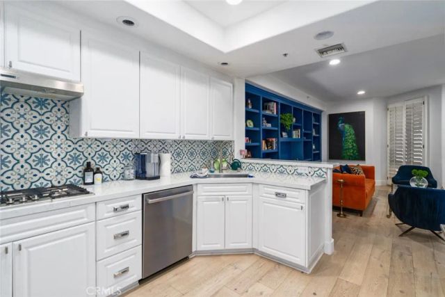 11740 W Sunset Boulevard 14, Los Angeles, CA 90049