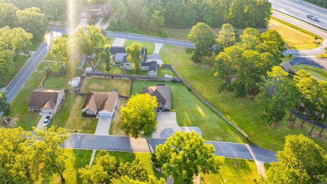 617 Edgemoor Terrace, Benton, AR 72015