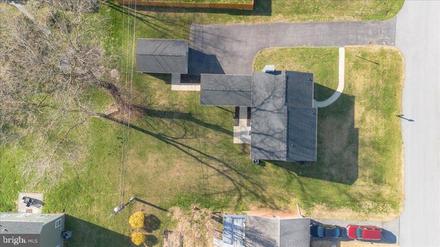 13825 WOODLAND HEIGHTS DR, Hagerstown, MD 21742